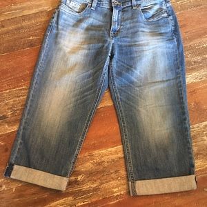 Levi’s jean capris with cuffs size 6